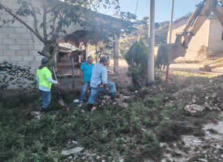 Vecinos que se abastecen del vital líquido de la Bomba de Agua Potable de la Colonia Las Flores