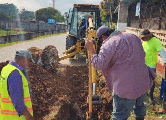 Vecinos que se abastecen del vital líquido de la Bomba de Agua del Barrio El Centro