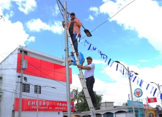 Trabajos de decoración de la Plaza Cívica Municipal